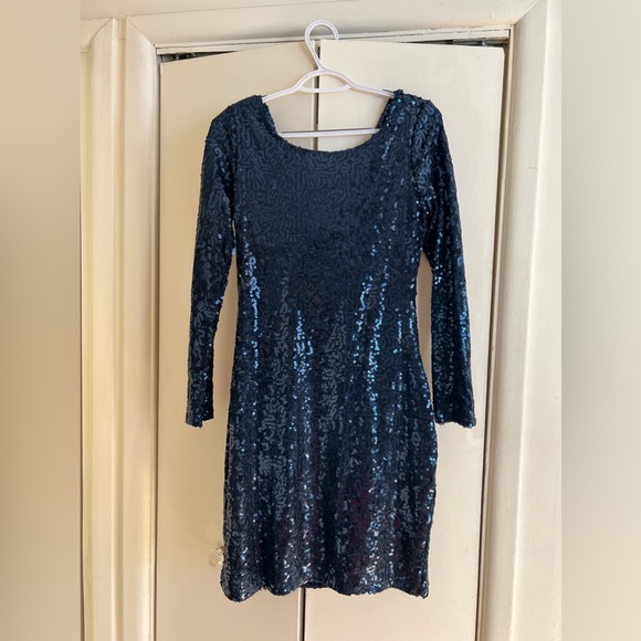 Le chateau dark blue sequin brand new dress with droop back size m - Picture 2 of 3